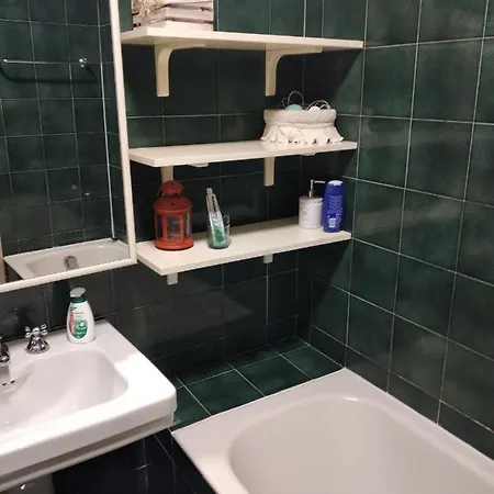 Konukevi Room In Apartment - Camera Con Bagno Privato A Bologna In Pieno Centro Bolonya